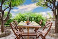 Vonkajšia záhrada v ubytovaní Beautiful villa with panoramic view over Nice