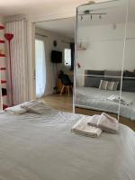 Posteľ alebo postele v izbe v ubytovaní Beautiful villa with panoramic view over Nice