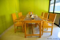 Hotel Kaavi في بوخارا: غرفة طعام مع طاولة وكراسي خشبية