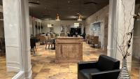 een lobby met een bar en stoelen in een restaurant bij Hotel & Suites Le Dauphin Drummondville in Drummondville