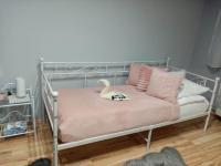 Łóżko lub łóżka w pokoju w obiekcie Sára Apartman Nyíregyháza