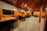 DereceörenにあるAbant Yayla Dağeviの建物内のテーブルと椅子のあるダイニングルーム