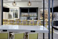 un gran comedor con una gran mesa y sillas blancas en Holiday Inn Raleigh Durham Airport by IHG, en Morrisville