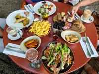 Jídlo v hotelu nebo okolí