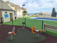 Bazén v ubytovaní Apartamentos Mirador del Castillo 3000 alebo v jeho blízkosti