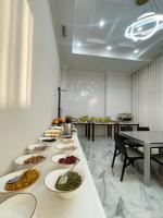 een lange buffetrij met kommen vol eten erop bij Hotel Nova in Bisjkek