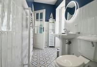 Łazienka w obiekcie FERSEN Superb Mediterranean style apartment in heart of Old Antibes