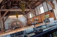 eine Bar mit Brille auf der Theke in einem Gebäude in der Unterkunft Wine-Barrel Rivaner in Dreischor