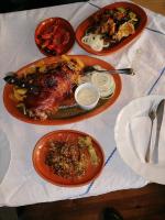 Nela apartmani (u hotelu Djina) في كوباونيك: طاولة عليها ثلاثة أطباق من الطعام