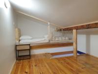Zimmer mit Etagenbett und Holzboden in der Unterkunft Studios NMM in Gentilly