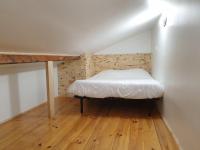 Kleines Zimmer mit einem Bett im Dachgeschoss in der Unterkunft Studios NMM in Gentilly