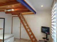 Zimmer mit einer Holztreppe und einem Bett in der Unterkunft Studios NMM in Gentilly