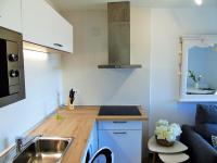 Kuchyň nebo kuchyňský kout v ubytování Appartement moderne première ligne de mer Santa