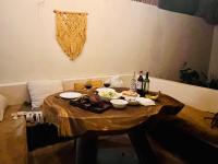 Una mesa de madera con copas de vino y comida encima. en Lodge Tzunum Jade, en Tulum