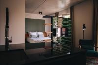 un dormitorio con una cama y un espejo en Dudok Studio&#39;s Arnhem-Oosterbeek, en Oosterbeek
