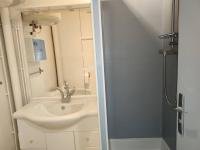 Kúpeľňa v ubytovaní Charmant Mini Studio avec Loggia, Proche Parc Charles de Gaulle à Balaruc-les-Bains - FR-1-571-54