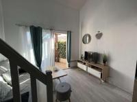 Telewizja i/lub zestaw kina domowego w obiekcie Pavillon T3 avec Mezzanine, Parking, Piscine, Clim, proche plage et commerces, animaux acceptés - FR-1-702-31