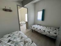 Łóżko lub łóżka w pokoju w obiekcie Pavillon T3 avec Mezzanine, Parking, Piscine, Clim, proche plage et commerces, animaux acceptés - FR-1-702-31