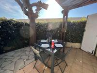 Patio lub wspólna przestrzeń na świeżym powietrzu w obiekcie Pavillon T3 avec Mezzanine, Parking, Piscine, Clim, proche plage et commerces, animaux acceptés - FR-1-702-31