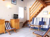 Telewizja i/lub zestaw kina domowego w obiekcie Maison 5 Couchages à 750m de la Plage, Jardin, Parking, Proche Pistes Cyclables - Dolus d'Oléron - FR-1-246A-201