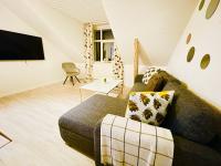 TV a/nebo společenská místnost v ubytování aday - Cozy central 1 bedroom apartment