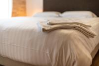 Łóżko lub łóżka w pokoju w obiekcie Le 05-GregIMMO-Appart'Hôtel