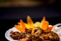 Farm Stay Resort - Shamirpet, Hyderabad في حيدر أباد: طبق من الطعام عليه روبيان وخضروات