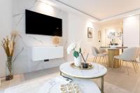 Telewizja i/lub zestaw kina domowego w obiekcie Magnifique Appartement 5 stars - Parking - Terrasse - 3 Mins De La Croisette - Palais Royal by Halldis
