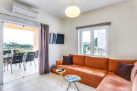 Televízia a/alebo spoločenská miestnosť v ubytovaní Cyan Icons Villas Kalyves Chania