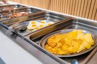 una bandeja de comida con huevos y patatas fritas en Vistamar Hotel Luxury Wellness By DLV -Adults Only-, en Villajoyosa