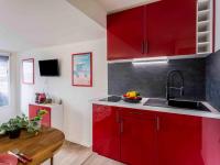 Kuchnia lub aneks kuchenny w obiekcie Studio Les Marinas-14 by Interhome