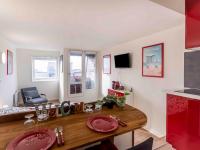 Telewizja i/lub zestaw kina domowego w obiekcie Studio Les Marinas-14 by Interhome