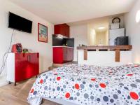 Łóżko lub łóżka w pokoju w obiekcie Studio Les Marinas-14 by Interhome