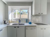 Kuchyňa alebo kuchynka v ubytovaní Holiday Home Glann Aven by Interhome