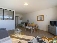 Telewizja i/lub zestaw kina domowego w obiekcie Studio Les Trois Iles-13 by Interhome
