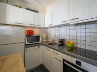 Kuchnia lub aneks kuchenny w obiekcie Studio Les Trois Iles-13 by Interhome