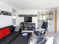TV a/nebo společenská místnost v ubytování Holiday Home Evert - 250m from the sea by Interhome