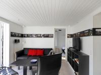 TV a/nebo společenská místnost v ubytování Holiday Home Evert - 250m from the sea by Interhome