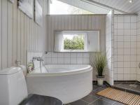 Koupelna v ubytování Holiday Home Frithlef - 900m from the sea by Interhome
