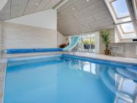 Bazén v ubytování Holiday Home Harek - 800m from the sea by Interhome nebo v jeho okolí