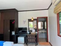 Postel nebo postele na pokoji v ubytování Golden Bay Cottage - SHA Extra Plus