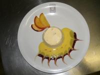 Un plato de comida con cangrejo y rodajas de manzana. en Hotel Des Glaciers, en Courmayeur