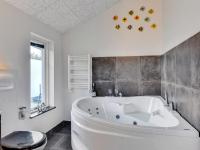 Koupelna v ubytování Holiday Home Faye - 600m from the sea by Interhome