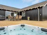 Bazén v ubytování Holiday Home Arvo - from the sea by Interhome nebo v jeho okolí