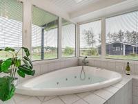 Koupelna v ubytování Holiday Home Dome - 750m from the sea by Interhome