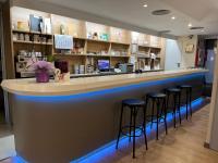 The lounge or bar area at Hostal La Vila