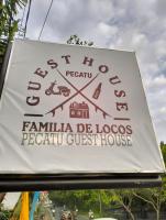 una señal para una casa de huéspedes peruana de la familia de los locos en Pecatu GuestHouse, en Uluwatu