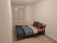 Łóżko lub łóżka w pokoju w obiekcie Fabuleux t3 refait à neuf avec cour intérieure