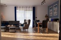 Telewizja i/lub zestaw kina domowego w obiekcie Apartament rodzinny Słoneczna Sosnówka