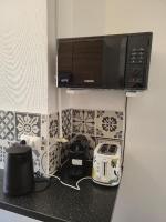 a kitchen counter with a microwave and a toaster at Porte du Vieux Lyon 2, le long du quai in Lyon